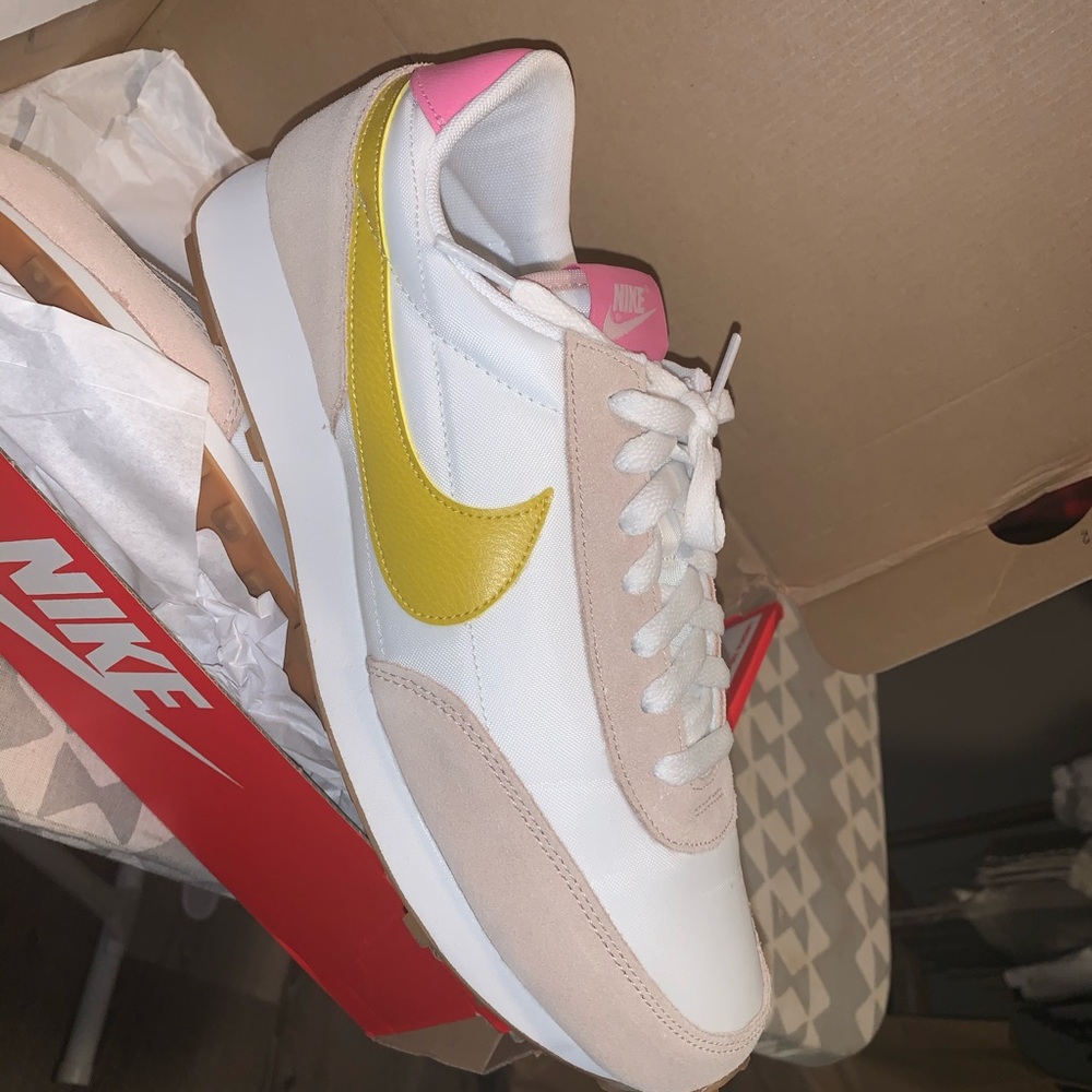 Nike Daybreak Women’s Sneakers